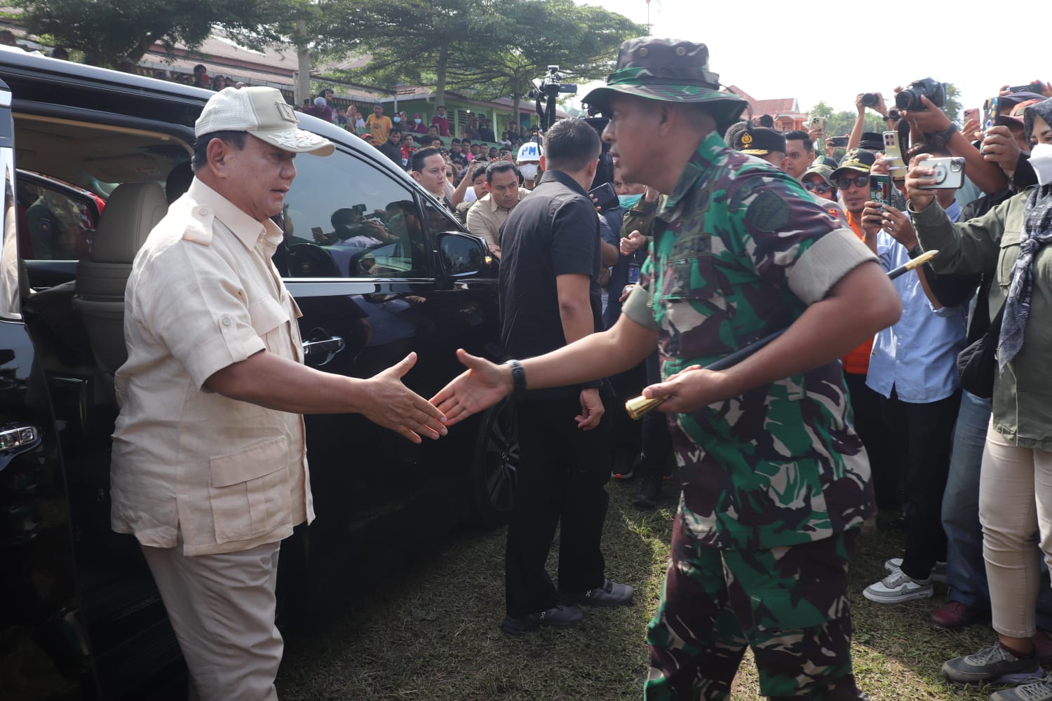  Menteri Pertahanan RI (Menhan) Prabowo Subianto pada Sabtu (9/12) mengunjungi lokasi terdampak erupsi Gunung Marapi dari Posko Erupsi Batu Palano di Kabupaten Agam (Foto: Biro Humas Setjen Kemhan)  